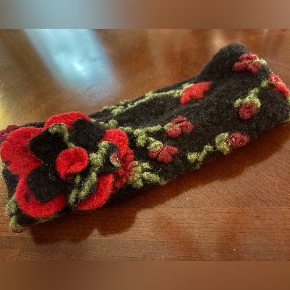 Gorgeous wool head wrap for chilly winters! Excellent condition!